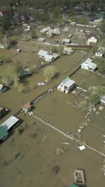 Şiddetli Kentsel Su Baskınları Su Altındaki Evler ve Sokaklar Havadan Görünümü. Sualtı Evleri ve Yollarıyla Şehir Sel Baskınının Drone Görüntüsü. Kentsel Tufan Felaketi: Sel Altındaki Sokaklar ve Evlerin Havadan Görünümü