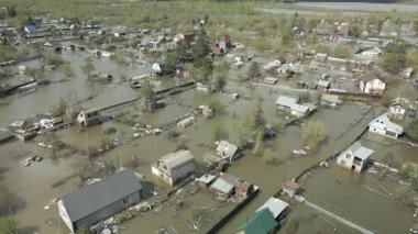 Şiddetli Kentsel Su Baskınları Su Altındaki Evler ve Sokaklar Havadan Görünümü. Sualtı Evleri ve Yollarıyla Şehir Sel Baskınının Drone Görüntüsü. Kentsel Tufan Felaketi: Sel Altındaki Sokaklar ve Evlerin Havadan Görünümü