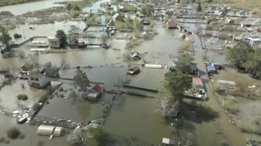 Şiddetli Kentsel Su Baskınları Su Altındaki Evler ve Sokaklar Havadan Görünümü. Sualtı Evleri ve Yollarıyla Şehir Sel Baskınının Drone Görüntüsü. Kentsel Tufan Felaketi: Sel Altındaki Sokaklar ve Evlerin Havadan Görünümü