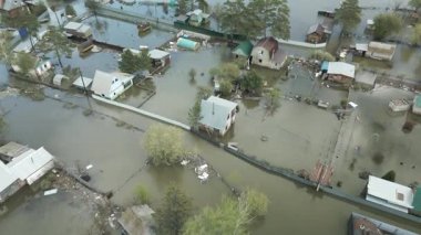 Şiddetli Kentsel Su Baskınları Su Altındaki Evler ve Sokaklar Havadan Görünümü. Sualtı Evleri ve Yollarıyla Şehir Sel Baskınının Drone Görüntüsü. Kentsel Tufan Felaketi: Sel Altındaki Sokaklar ve Evlerin Havadan Görünümü