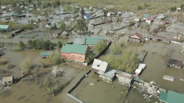 Şiddetli Kentsel Su Baskınları Su Altındaki Evler ve Sokaklar Havadan Görünümü. Sualtı Evleri ve Yollarıyla Şehir Sel Baskınının Drone Görüntüsü. Kentsel Tufan Felaketi: Sel Altındaki Sokaklar ve Evlerin Havadan Görünümü