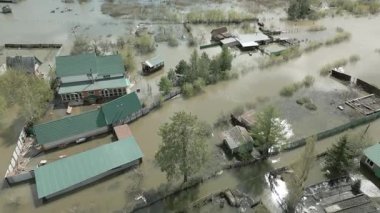 Şiddetli Kentsel Su Baskınları Su Altındaki Evler ve Sokaklar Havadan Görünümü. Sualtı Evleri ve Yollarıyla Şehir Sel Baskınının Drone Görüntüsü. Kentsel Tufan Felaketi: Sel Altındaki Sokaklar ve Evlerin Havadan Görünümü