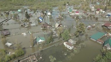 Şiddetli Kentsel Su Baskınları Su Altındaki Evler ve Sokaklar Havadan Görünümü. Sualtı Evleri ve Yollarıyla Şehir Sel Baskınının Drone Görüntüsü. Kentsel Tufan Felaketi: Sel Altındaki Sokaklar ve Evlerin Havadan Görünümü