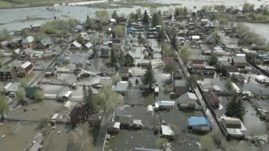 Şiddetli Kentsel Su Baskınları Su Altındaki Evler ve Sokaklar Havadan Görünümü. Sualtı Evleri ve Yollarıyla Şehir Sel Baskınının Drone Görüntüsü. Kentsel Tufan Felaketi: Sel Altındaki Sokaklar ve Evlerin Havadan Görünümü
