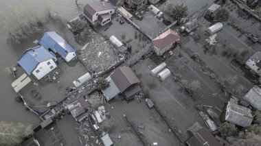 Büyük bir şehrin su altında evleri ve caddeleri olan insansız hava aracı görüntüleri. Şiddetli hava ve sağanak yağış kaynaklı kentsel sel, yerleşim alanları üzerinde doğal afet etkisi gösteriyor. İklim değişikliği