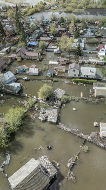 Büyük bir şehrin su altında evleri ve caddeleri olan insansız hava aracı görüntüleri. Şiddetli hava ve sağanak yağış kaynaklı kentsel sel, yerleşim alanları üzerinde doğal afet etkisi gösteriyor. İklim değişikliği