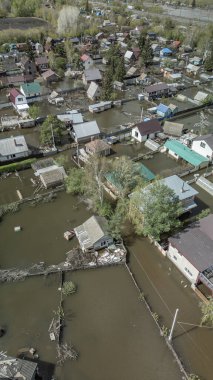 Büyük bir şehrin su altında evleri ve caddeleri olan insansız hava aracı görüntüleri. Şiddetli hava ve sağanak yağış kaynaklı kentsel sel, yerleşim alanları üzerinde doğal afet etkisi gösteriyor. İklim değişikliği