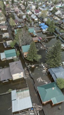 Büyük bir şehrin su altında evleri ve caddeleri olan insansız hava aracı görüntüleri. Şiddetli hava ve sağanak yağış kaynaklı kentsel sel, yerleşim alanları üzerinde doğal afet etkisi gösteriyor. İklim değişikliği