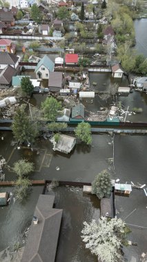 Büyük bir şehrin su altında evleri ve caddeleri olan insansız hava aracı görüntüleri. Şiddetli hava ve sağanak yağış kaynaklı kentsel sel, yerleşim alanları üzerinde doğal afet etkisi gösteriyor. İklim değişikliği