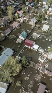 Büyük bir şehrin su altında evleri ve caddeleri olan insansız hava aracı görüntüleri. Şiddetli hava ve sağanak yağış kaynaklı kentsel sel, yerleşim alanları üzerinde doğal afet etkisi gösteriyor. İklim değişikliği