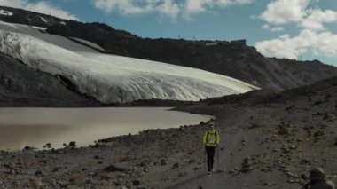 Elbrus bölgesindeki Buzul 'da koşan bir grup insan üzerinde havadan uçuş.