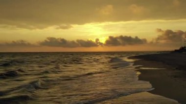 Deniz manzaralı güzel gün batımı. 