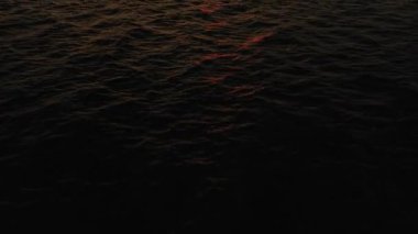 Deniz manzaralı güzel gün batımı. 