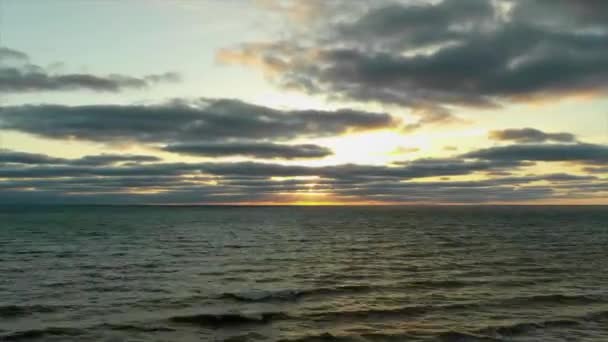 Όμορφο ηλιοβασίλεμα πάνω από τη θάλασσα εναέρια θέα. — Αρχείο Βίντεο
