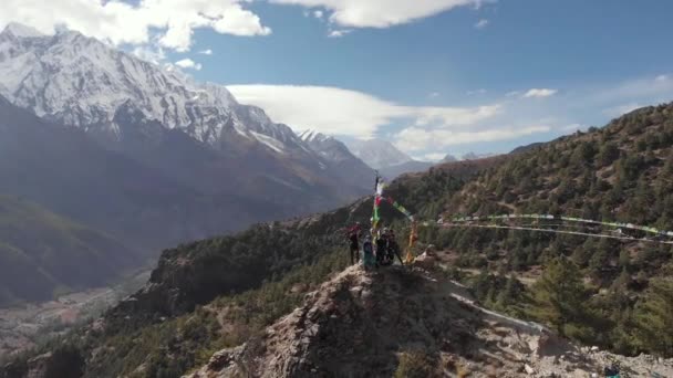 맑게 갠 드론 장면, 푸른 하늘에 있는 눈덮인 산봉우리를 향해 바위투성이 인 강 협곡 — 비디오