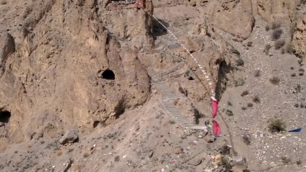 Cuevas cerca de Muktinath en el distrito de Mustang. — Vídeos de Stock