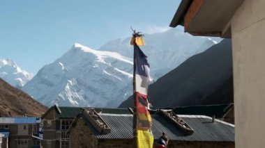 Nepal dağlarında renkli bayraklar. 