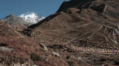 Nepal dağlarında renkli bayraklar. 