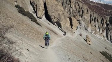 Nepal 'de dağ bisikleti. Annapurna Devresi.