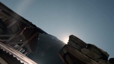 Arkaplanı ışıklandırılmış Nepal Dağları evleri