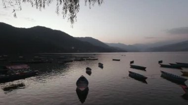 Pokhara, Nepal 'deki Phewa Gölü