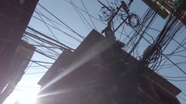 Altyapı sıkıntısı, dağınık elektrik kabloları