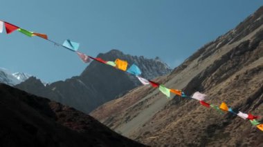 Nepal dağlarında renkli bayraklar. 