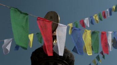 Nepal dağlarında renkli bayraklar. 