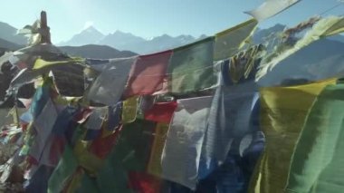 Nepal dağlarında renkli bayraklar. 