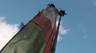 Nepal dağlarında renkli bayraklar. 