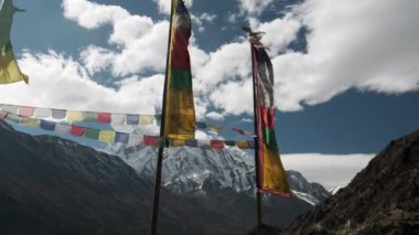 Nepal dağlarında renkli bayraklar. 