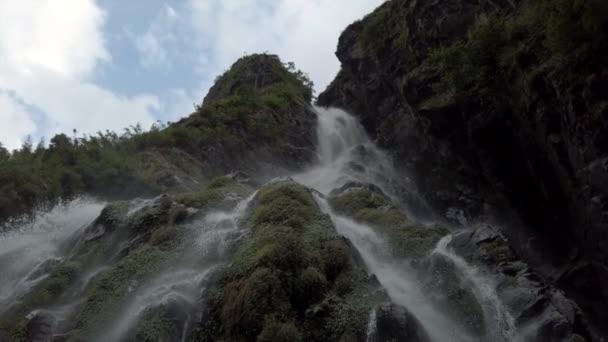 Wodospad rzeczny w górskim lesie Himalaje Nepal. — Wideo stockowe