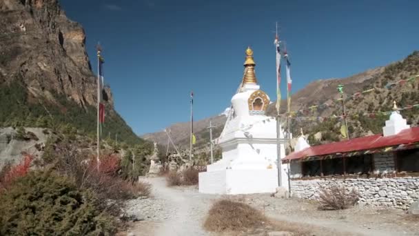 Buddhist Stupa på bakgrunden av snö toppar i Nepal, Himalaya berg. — Stockvideo