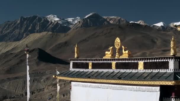 Estupa budista en el fondo de los picos de nieve en Nepal, montañas del Himalaya. — Vídeo de stock