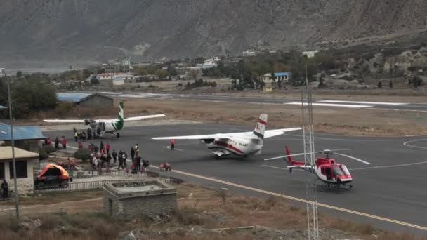 Letadlo vzlétlo z nepálského letiště — Stock video