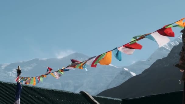 Bandeiras coloridas nas montanhas do Nepal. — Vídeo de Stock