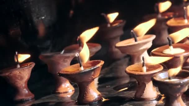 Flammor av ljus nära Boudhanath stupa i Katmandu, Nepal. — Stockvideo