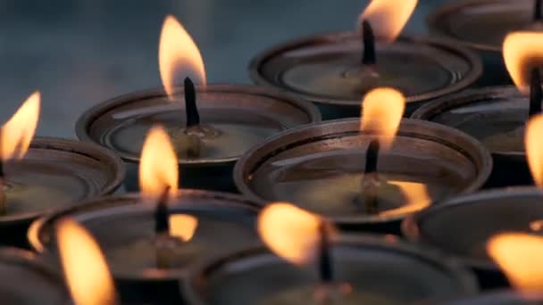 Plameny svíček poblíž Boudhanath stupa v Káthmándú, Nepál. — Stock video