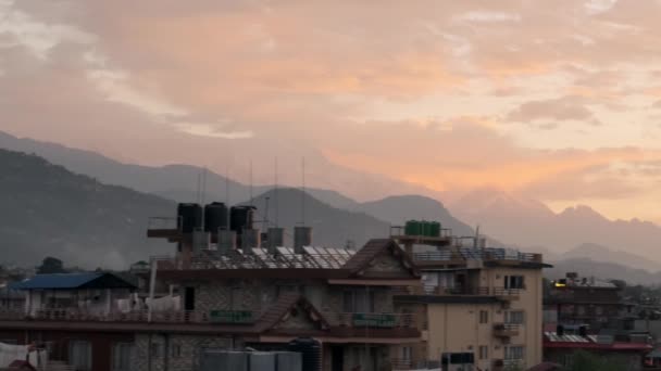 Sněžný vrchol hory Machapuchare při východu slunce v Himálajích v Nepálu — Stock video