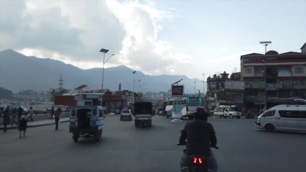 Nepal verkeer op straat — Stockvideo