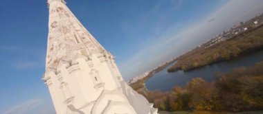 Sonbaharda Kolomeskoe 'daki kilise üzerinde FPV uçuşu 