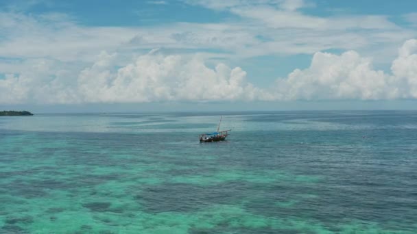 4K-Drohnenaufnahmen vom Boot im blauen Ozean — Stockvideo