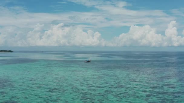 4K 공중 드론으로 푸른 바다에 떠 있는 배의 모습 — 비디오