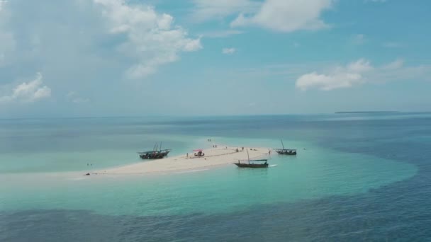 Imagens de drones aéreos 4K de barco no oceano azul — Vídeo de Stock