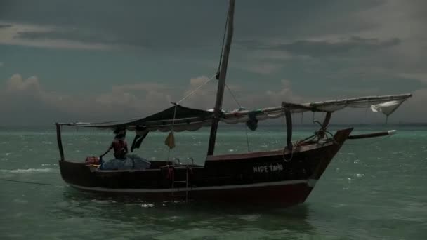 Barco Fishermans cerca de la costa de la isla de Zanzíbar en el Océano Índico. — Vídeos de Stock