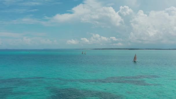 Imágenes aéreas de aviones no tripulados 4K del barco en el océano azul — Vídeos de Stock