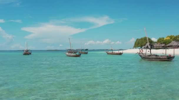 4K-Drohnenaufnahmen vom Boot im blauen Ozean — Stockvideo