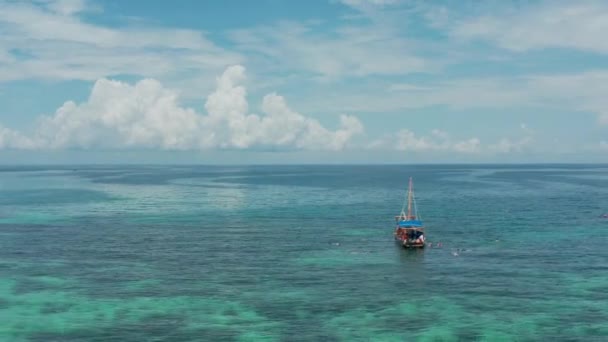 Imágenes aéreas de aviones no tripulados 4K del barco en el océano azul — Vídeo de stock