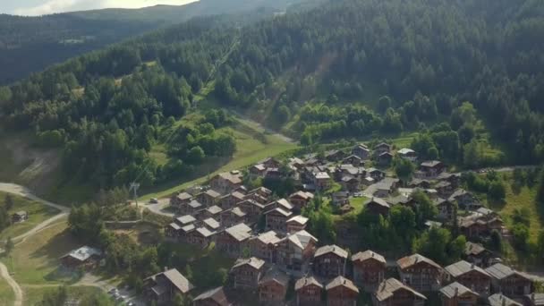 Ville pittoresque de montagne dans les Alpes — Video