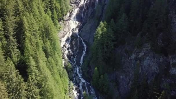 Cascada en los Alpes — Vídeo de stock